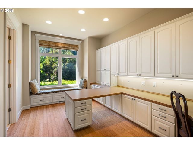 2663 RIDGEMONT Dr, Eugene, OR 97405