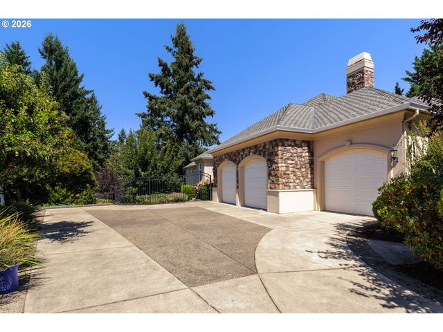 2663 RIDGEMONT Dr, Eugene, OR 97405