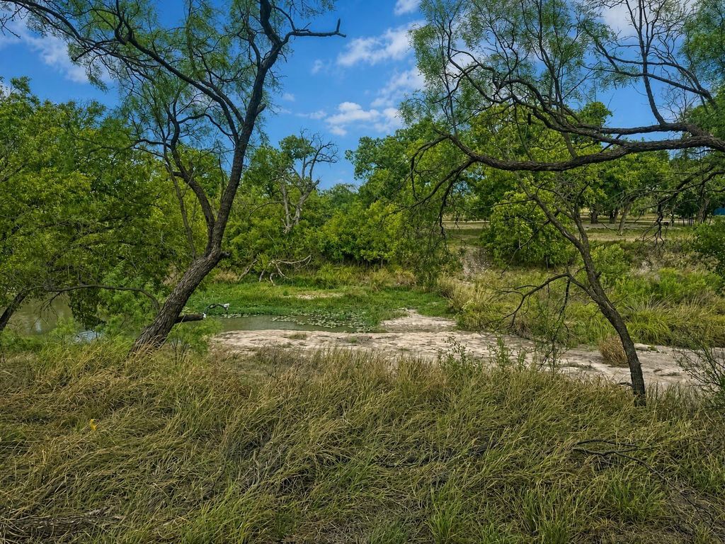 Image 9 of property listing at 11482 Twin Lakes Lane, San Angelo, TX 76904