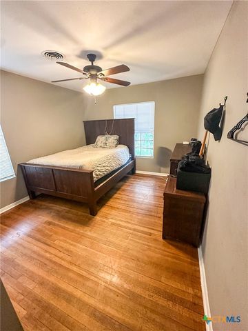 2503 E Mistletoe Avenue, Victoria, TX 77901