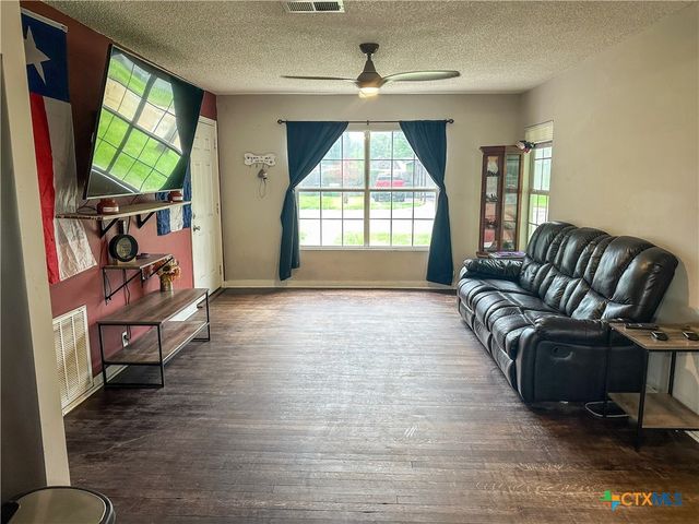 2503 E Mistletoe Avenue, Victoria, TX 77901