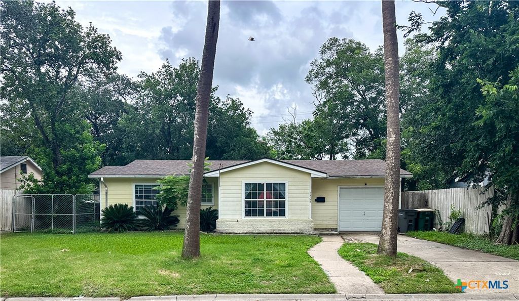 2503 E Mistletoe Avenue, Victoria, TX 77901