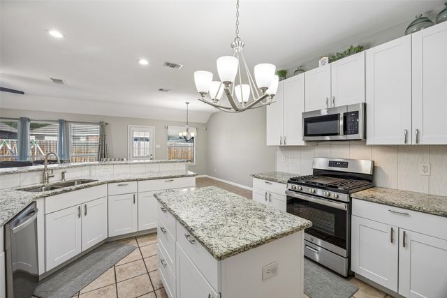 949 Chestnut Lane, Saginaw, TX 76179
