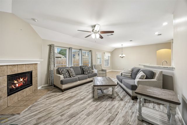 949 Chestnut Lane, Saginaw, TX 76179