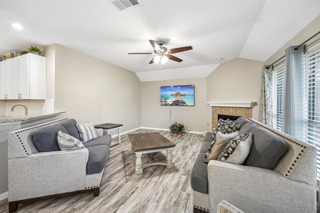 949 Chestnut Lane, Saginaw, TX 76179