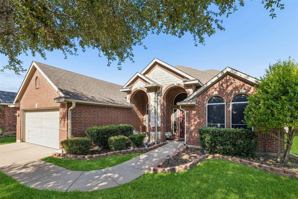 949 Chestnut Lane, Saginaw, TX 76179