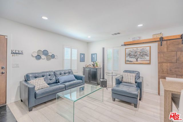 2016 10th Avenue, Los Angeles, CA 90018