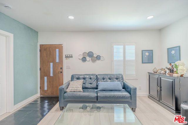 2016 10th Avenue, Los Angeles, CA 90018