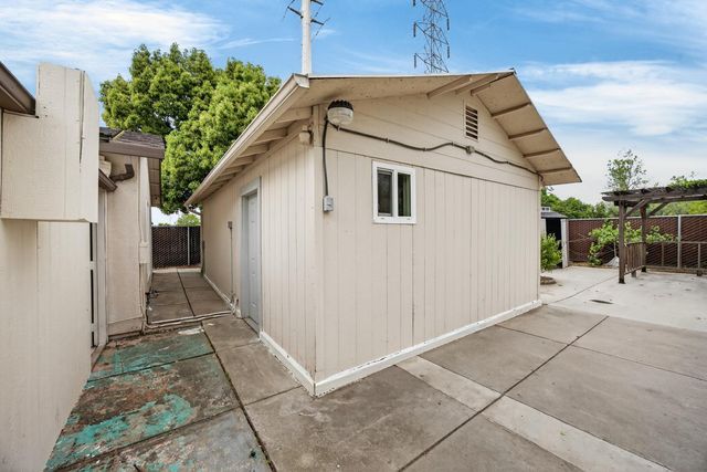 6975 Casa Del Este Way, Sacramento, CA 95828