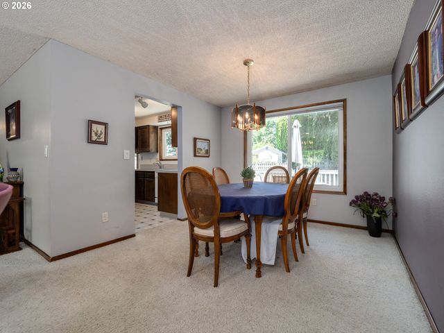 1360 TAMARISK Dr, West Linn, OR 97068