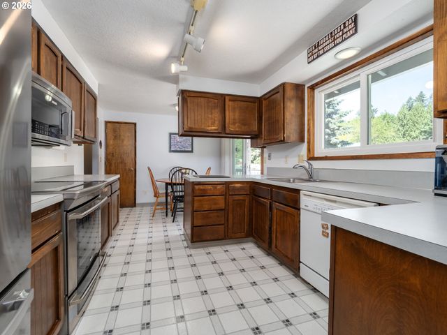 1360 TAMARISK Dr, West Linn, OR 97068