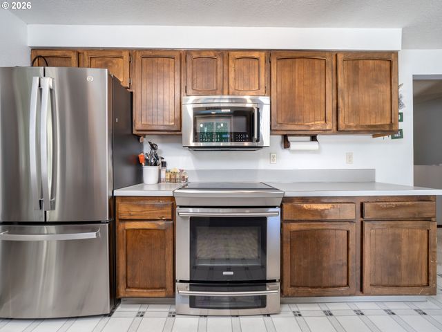 1360 TAMARISK Dr, West Linn, OR 97068