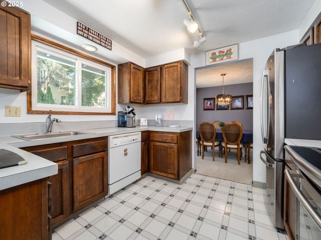 1360 TAMARISK Dr, West Linn, OR 97068