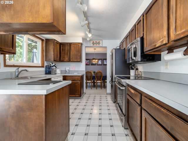1360 TAMARISK Dr, West Linn, OR 97068