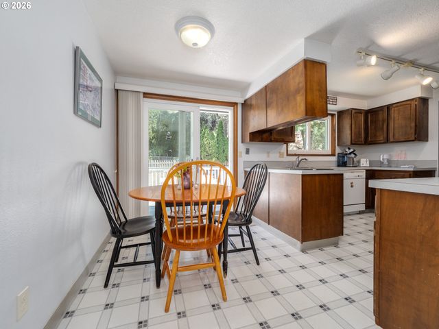 1360 TAMARISK Dr, West Linn, OR 97068