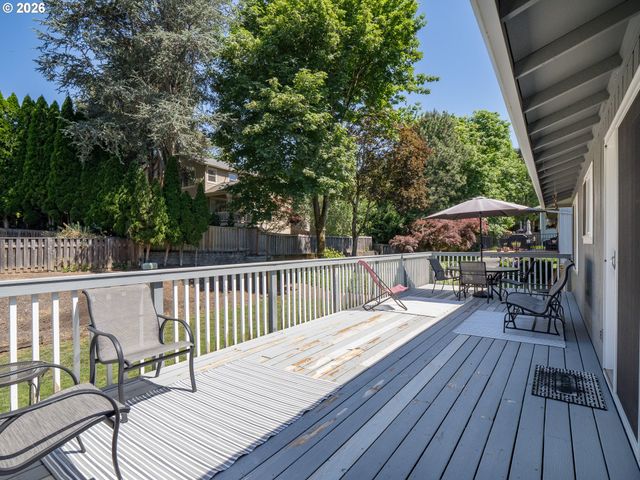1360 TAMARISK Dr, West Linn, OR 97068