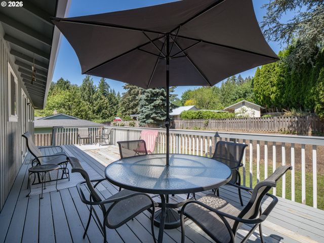 1360 TAMARISK Dr, West Linn, OR 97068