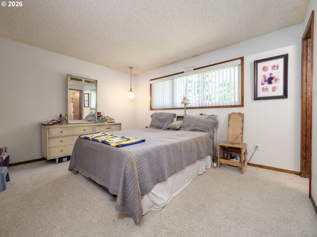 1360 TAMARISK Dr, West Linn, OR 97068