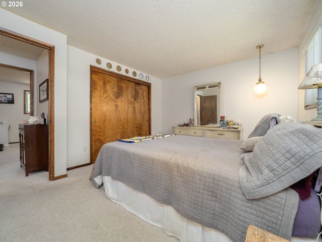 1360 TAMARISK Dr, West Linn, OR 97068