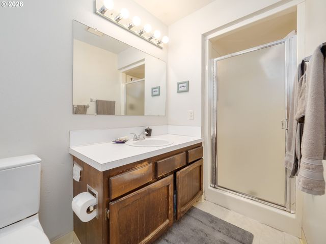 1360 TAMARISK Dr, West Linn, OR 97068