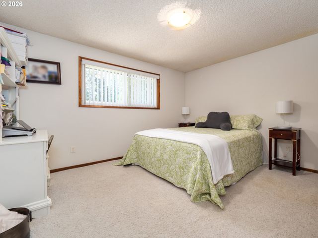 1360 TAMARISK Dr, West Linn, OR 97068