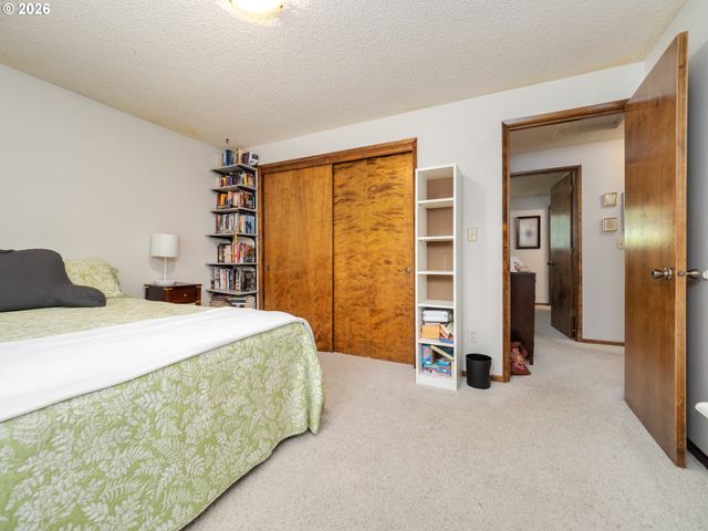 1360 TAMARISK Dr, West Linn, OR 97068