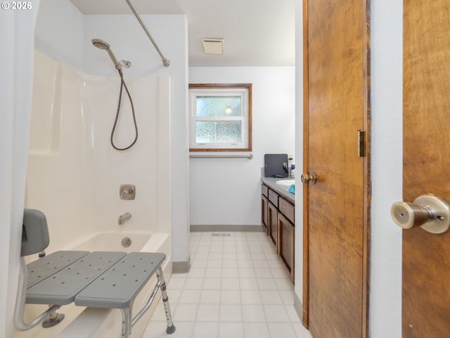 1360 TAMARISK Dr, West Linn, OR 97068