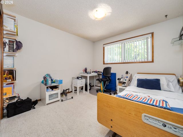 1360 TAMARISK Dr, West Linn, OR 97068