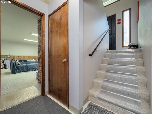 1360 TAMARISK Dr, West Linn, OR 97068