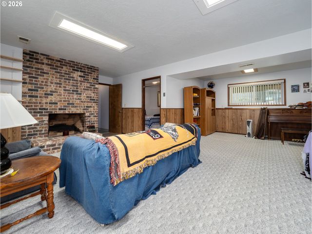 1360 TAMARISK Dr, West Linn, OR 97068