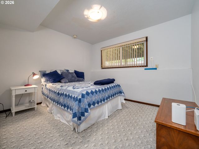 1360 TAMARISK Dr, West Linn, OR 97068