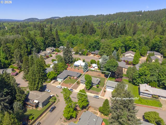 1360 TAMARISK Dr, West Linn, OR 97068