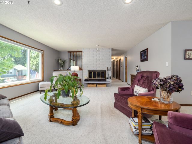1360 TAMARISK Dr, West Linn, OR 97068