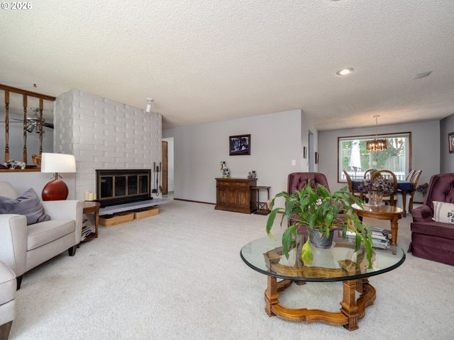 1360 TAMARISK Dr, West Linn, OR 97068