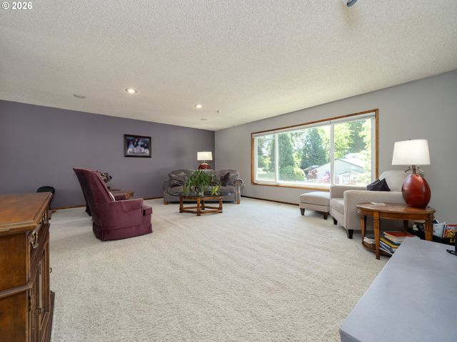 1360 TAMARISK Dr, West Linn, OR 97068