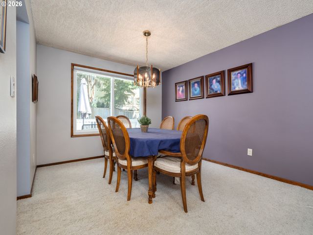 1360 TAMARISK Dr, West Linn, OR 97068