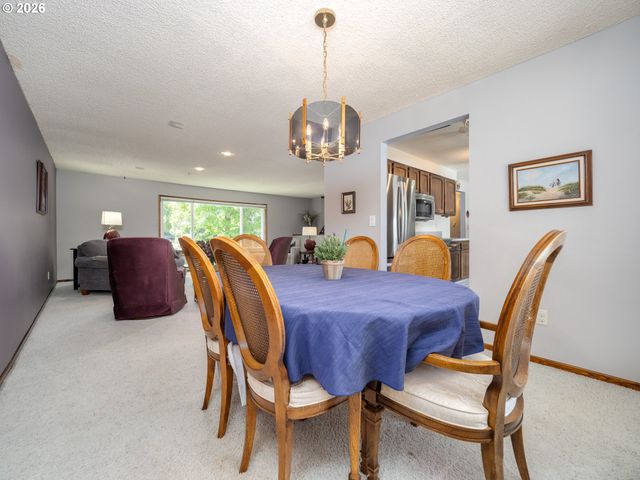1360 TAMARISK Dr, West Linn, OR 97068