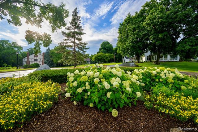 42160 Woodward Avenue 7, Bloomfield Hills, MI 48304