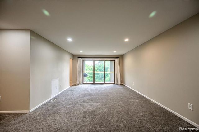 42160 Woodward Avenue 7, Bloomfield Hills, MI 48304