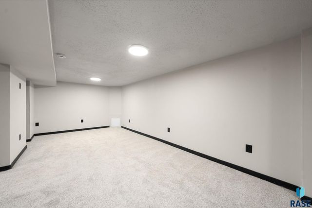 3108 S Glendale Ave Avenue, Sioux Falls, SD 57105