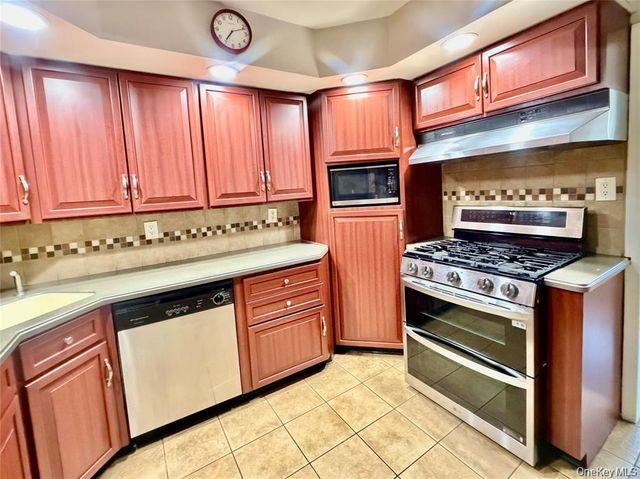 89 Bruce Avenue, Hicksville, NY 11801