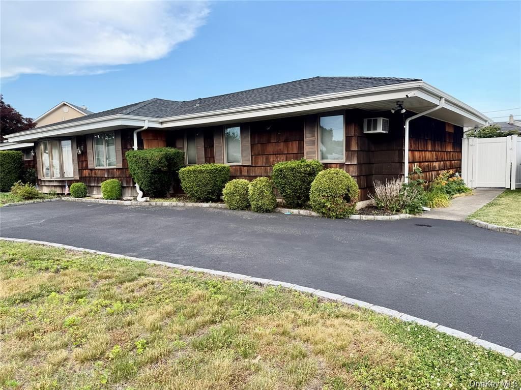 89 Bruce Avenue, Hicksville, NY 11801 — photo 3