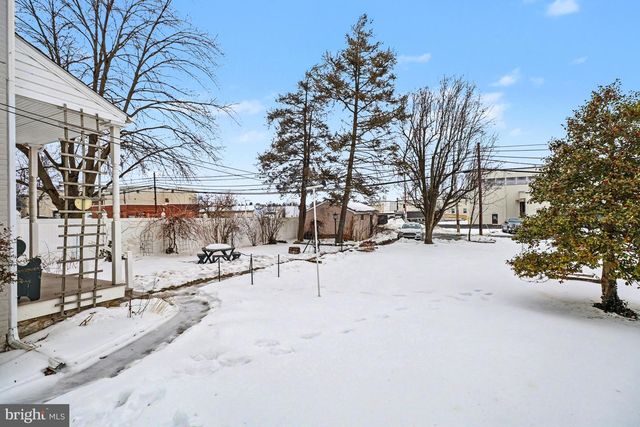 13 W MAIN ST, Mount Joy, PA 17552