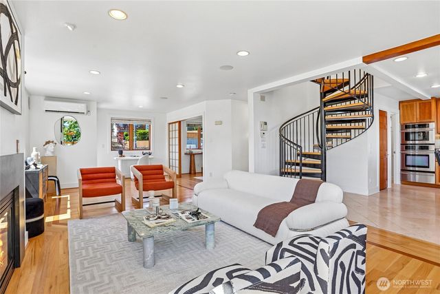 424 35th Avenue S, Seattle, WA 98144