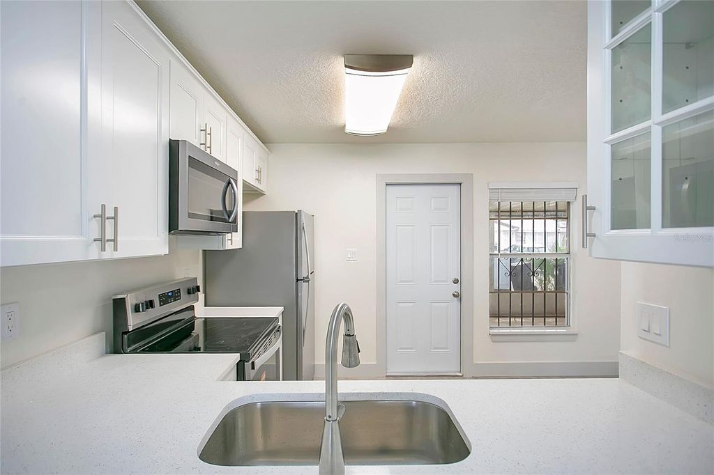 Image 5 of property listing at 2861 WILLOW RUN, Orlando, FL 32808