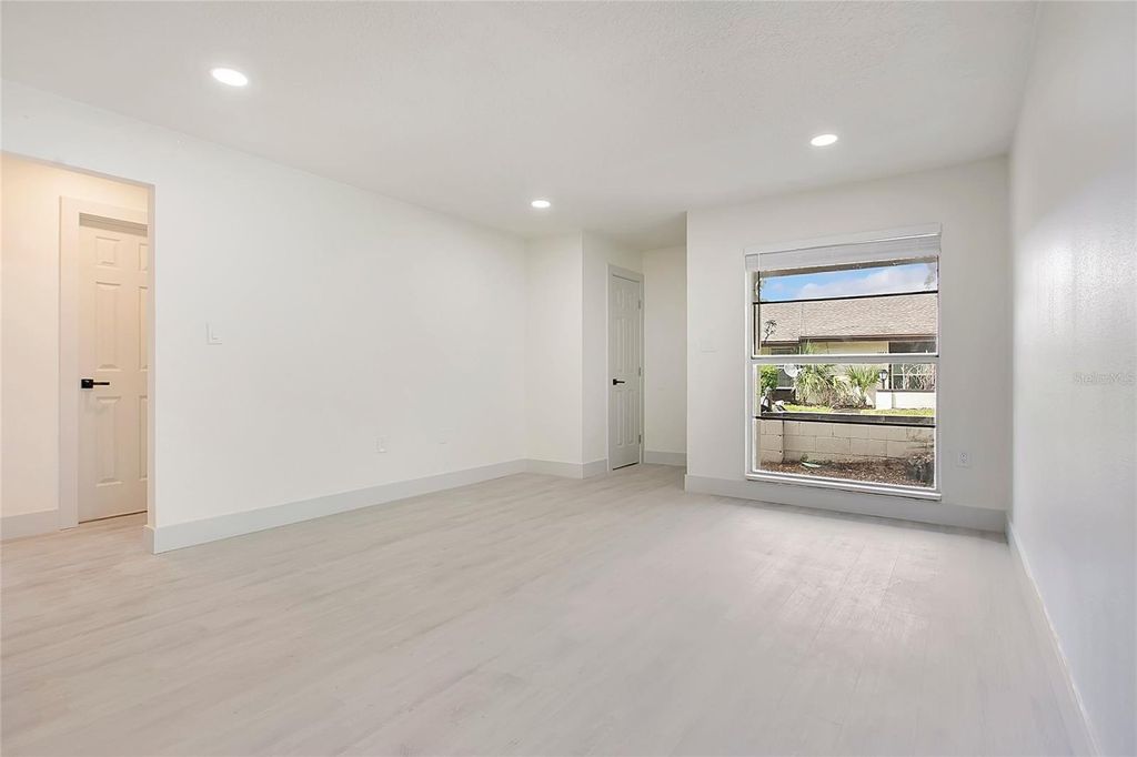 Image 6 of property listing at 2861 WILLOW RUN, Orlando, FL 32808