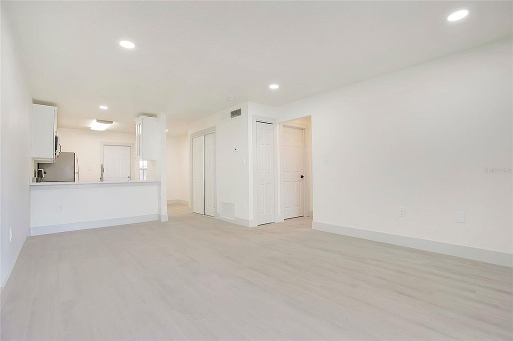 Image 7 of property listing at 2861 WILLOW RUN, Orlando, FL 32808