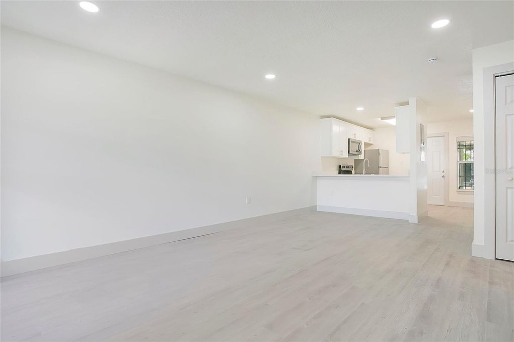 Image 8 of property listing at 2861 WILLOW RUN, Orlando, FL 32808
