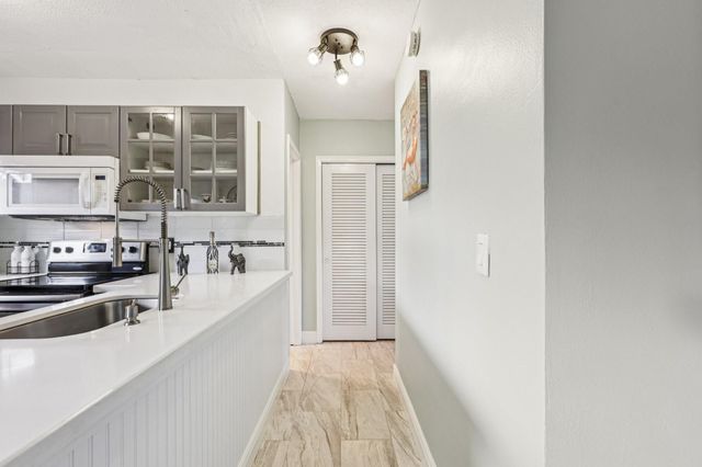 2131 NE 42nd Court 106E, Lighthouse Point, FL 33064