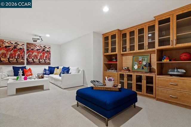 1076 N Thompson Rd, Lafayette, CA 94549